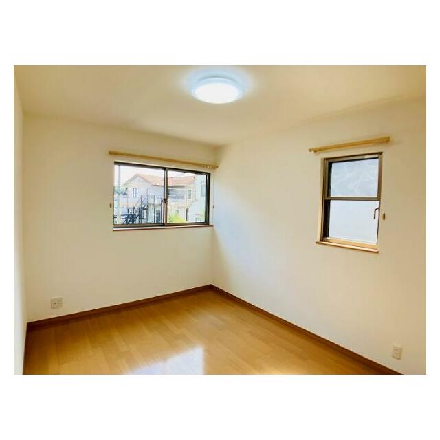 「2F北側洋室」約6帖のお部屋です。