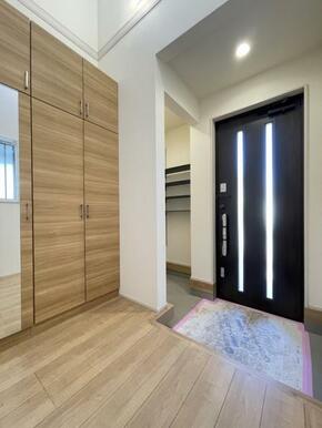 玄関を広く利用できるようシューズクローゼットを完備。ご家族みんなの靴をスッキリ収納できます！