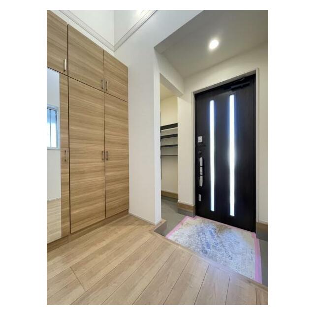 玄関を広く利用できるようシューズクローゼットを完備。ご家族みんなの靴をスッキリ収納できます！