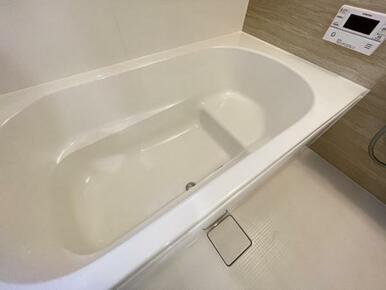 浴槽内はベンチ付きなので半身浴や親子一緒に入浴が楽しめます♪