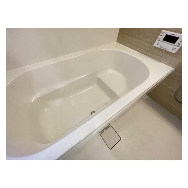 浴槽内はベンチ付きなので半身浴や親子一緒に入浴が楽しめます♪