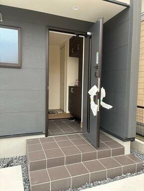 「いってきます」「ただいま」「おかえり」が聞こえそうな玄関（1号棟）