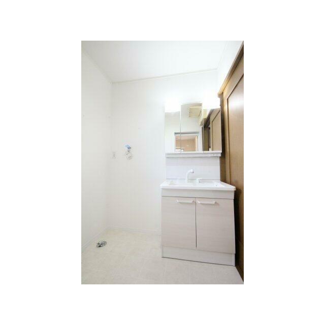 三面鏡の中には収納スペースがあります