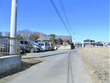 北東側の前面道路（約３ｍ幅の筑西市道）　※北方面を向いて