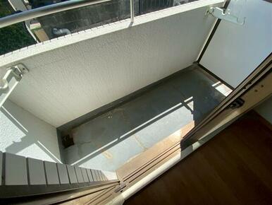 日当たり良好！ベランダ外もマンション敷地内なので、人通りがが少なく女性も安心です。