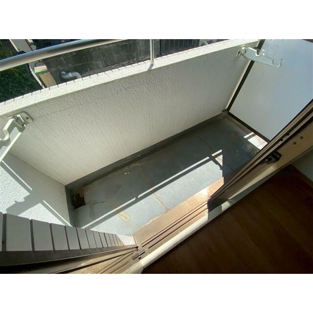 日当たり良好！ベランダ外もマンション敷地内なので、人通りがが少なく女性も安心です。