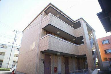 積水ハウス施工の耐震性に優れた重量鉄骨造の３階建て賃貸住宅「シャーメゾン」です。