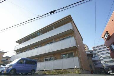 積水ハウス施工の耐震性に優れた重量鉄骨造の３階建て賃貸住宅「シャーメゾン」です。