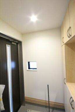 玄関収納あります