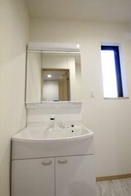 三面鏡の中には収納スペースがあります