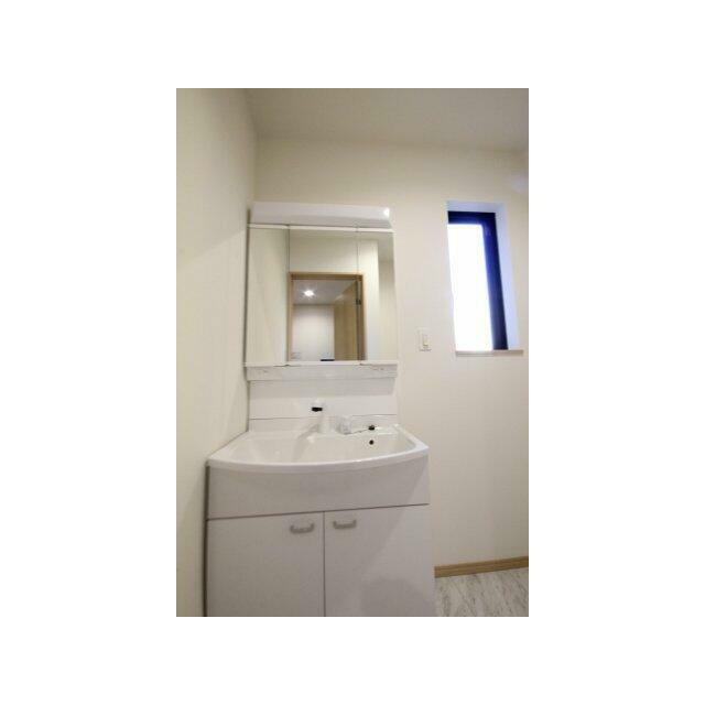 三面鏡の中には収納スペースがあります