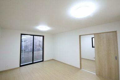 リビングの隣には5.5帖の洋室