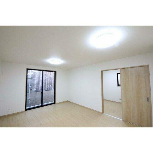 リビングの隣には5.5帖の洋室