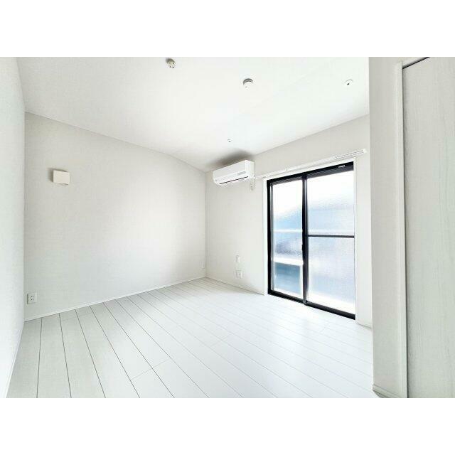コンパクトで使いやすい洋室です