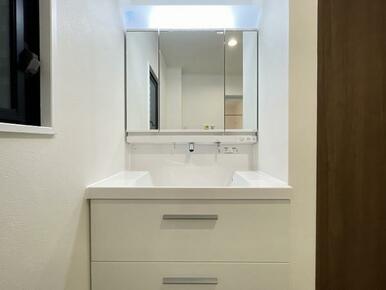 「洗面台」LIXIL製の三面鏡洗面台、新品交換