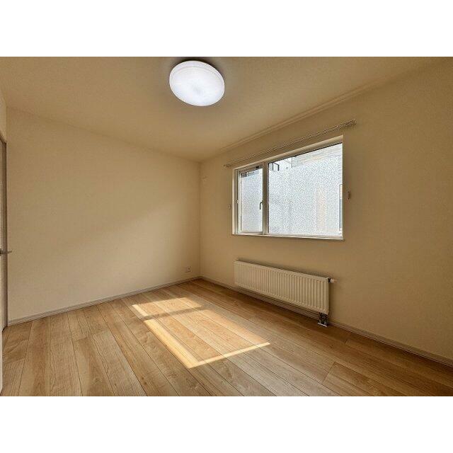 6帖洋室。こちらも日当たり良好。