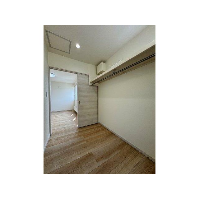 ファミリークローゼット兼物置収納にもできます。