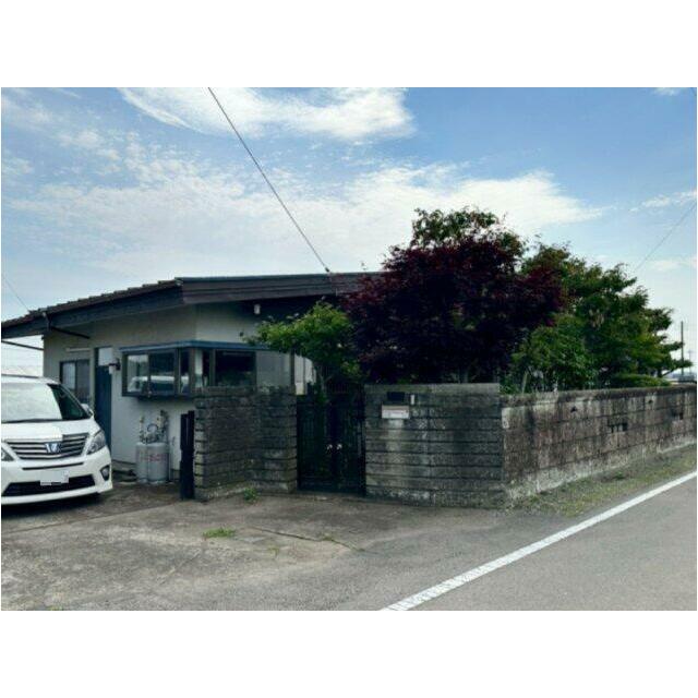 塀と門扉に囲まれた外観です。