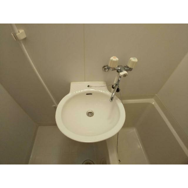 鏡を備え　準備のしやすい洗面台