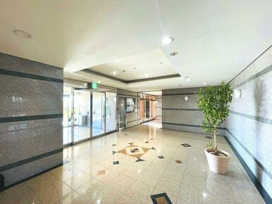 マンション入り口部分。自動ドア、オートロック付き。