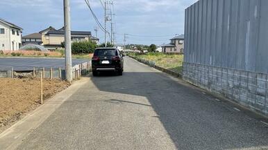 前面道路幅員６ｍ！車の出し入れも楽チンです♪