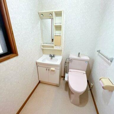 ２階トイレには洗面台もあります！込み合う朝や来客時にも嬉しいです！