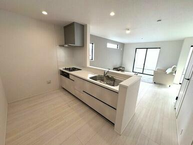 キッチンを照らすダウンライトを設備 お皿洗い中も家族と会話ができる対面キッチン