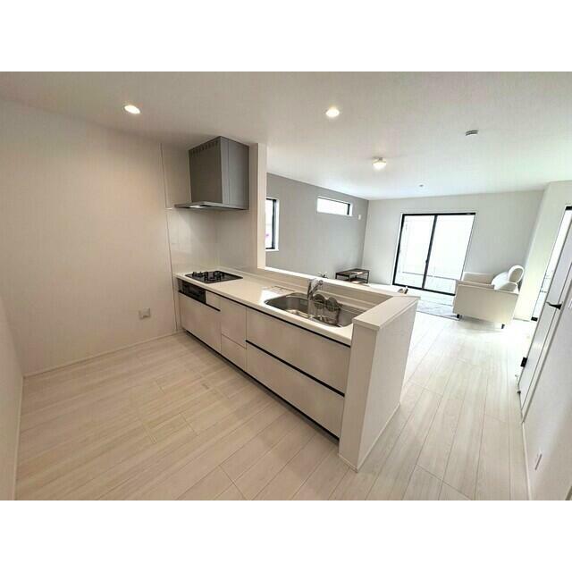 キッチンを照らすダウンライトを設備 お皿洗い中も家族と会話ができる対面キッチン