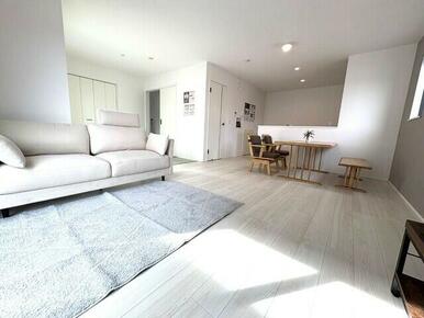 ①号棟 落ち着いたアクセントクロスと4.5畳の畳コーナー ロールスクリーン等で仕切れば和室として区切ることも！！