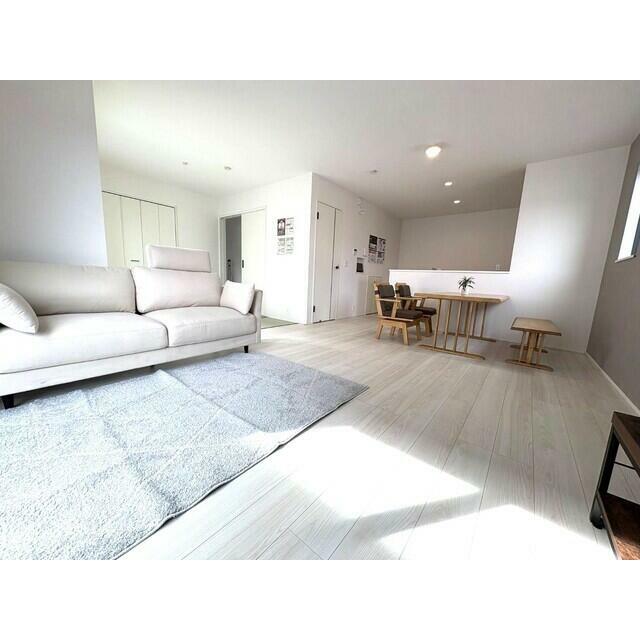 ①号棟 落ち着いたアクセントクロスと4.5畳の畳コーナー ロールスクリーン等で仕切れば和室として区切ることも！！