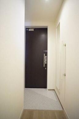 ◆玄関◆吊戸棚付きのシューズボックスで、収納力◎棚は高さが変えられるので、ブーツなど丈が長い靴も収納