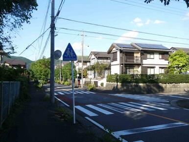 ●西１３ｍ道路です。遠くに見えるのは日和田山です。