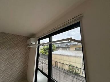 室内物干し　窓枠へ収納できます。