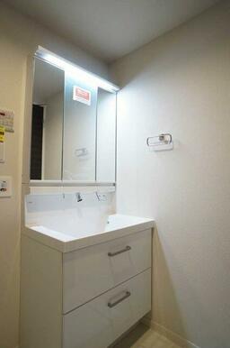 【洗面所】手入れしやすい洗面ボールで、収納も多めに造られています。