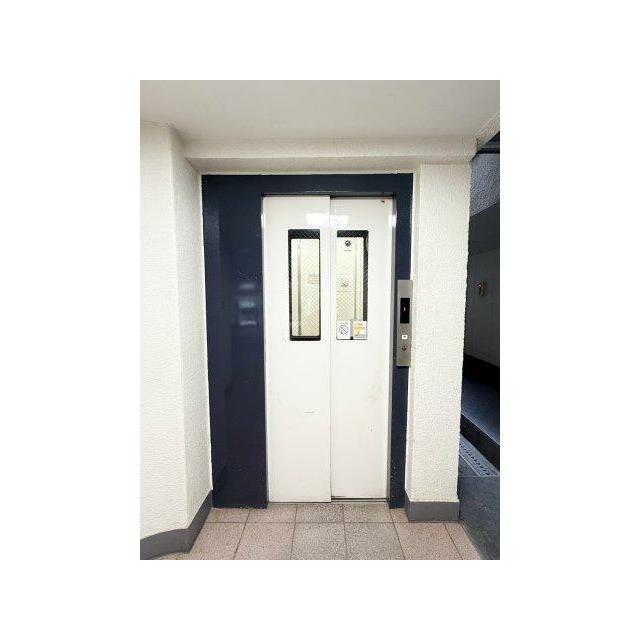 各階停止のエレベーターです。