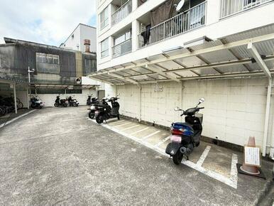 敷地内バイク置場です。