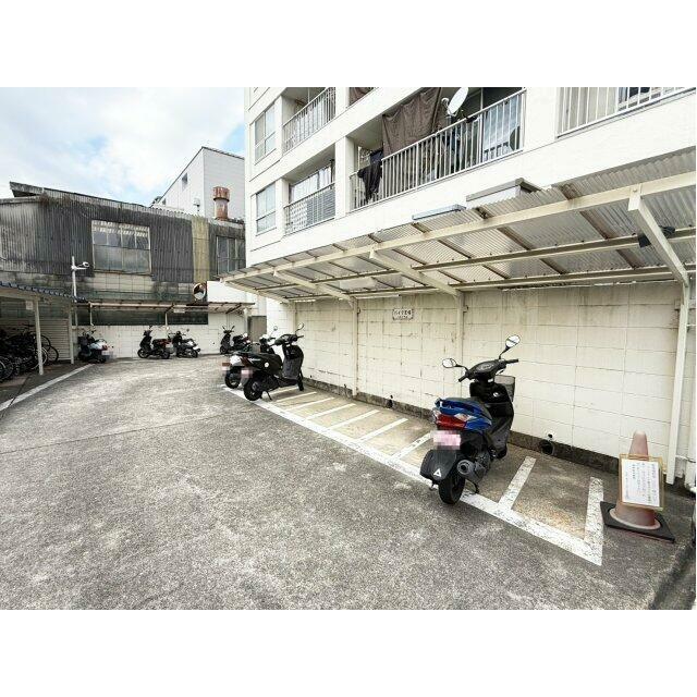 敷地内バイク置場です。