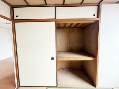 和室の押入れです。奥行きもあり、収納量充実です。