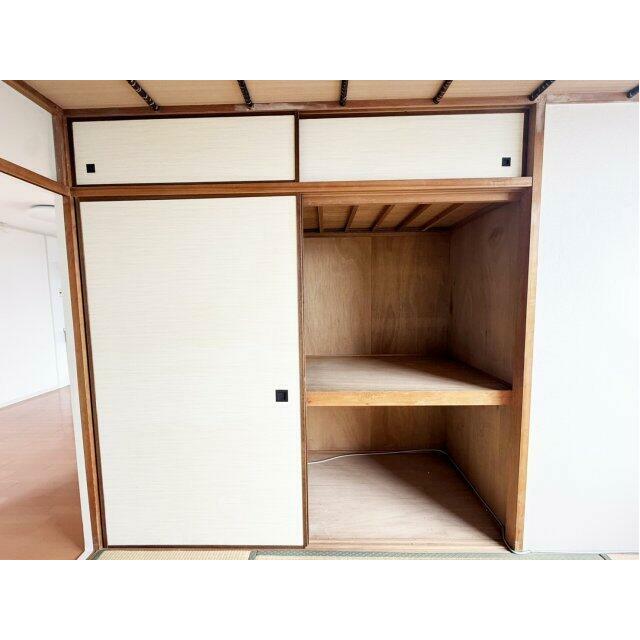 和室の押入れです。奥行きもあり、収納量充実です。