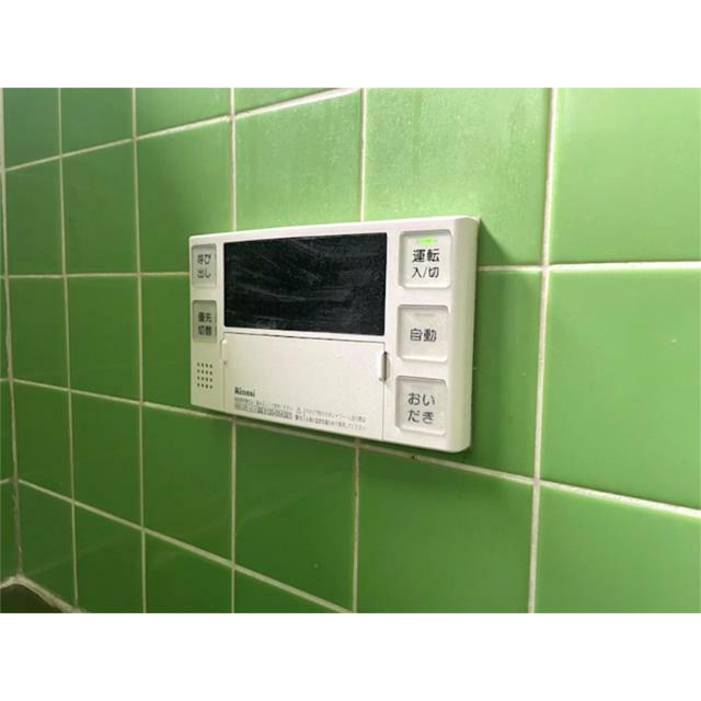 お風呂の操作パネルで、いつでも快適なバスタイムを。追いだき機能で、温かいお湯に浸かって一日の疲れを癒