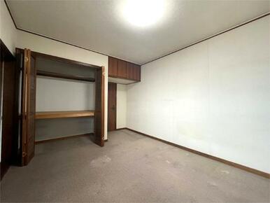 クローゼットと上部収納を備えた居室は、荷物の多い方にもおすすめです。シンプルな空間で、お好みのインテ