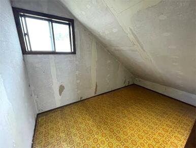 屋根裏部屋は、季節の物や趣味の道具など、普段使わない物を収納するのに役立ちます。窓があるため、換気も