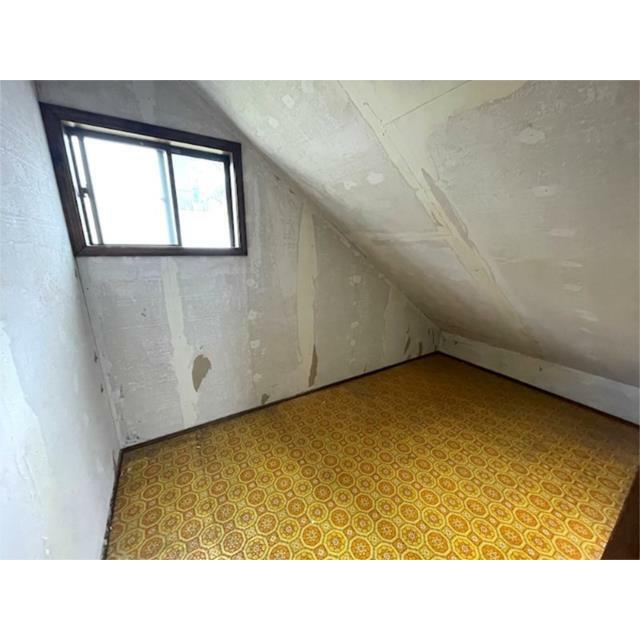 屋根裏部屋は、季節の物や趣味の道具など、普段使わない物を収納するのに役立ちます。窓があるため、換気も