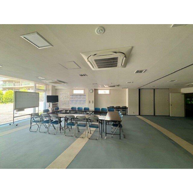 集会室は複数の催しにも対応できるよう、スライディングウォールで仕切ることができます。2025年6月撮影