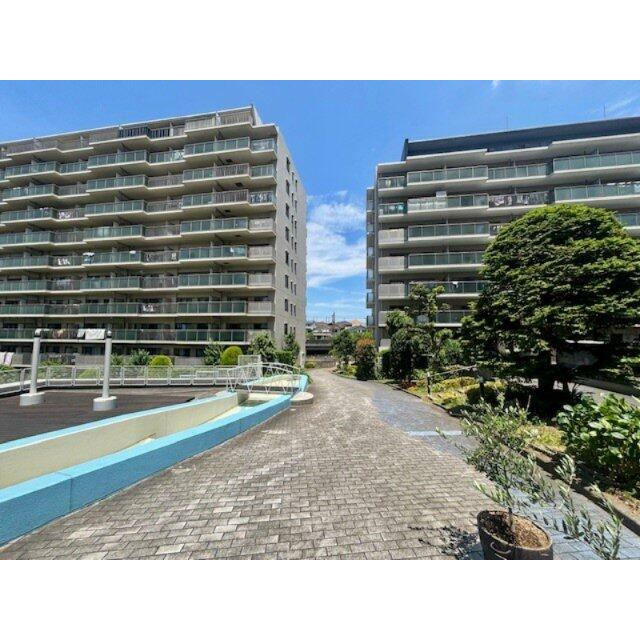 海からの爽やかな風を連想させるこの道は歩行者専用です。2025年6月撮影