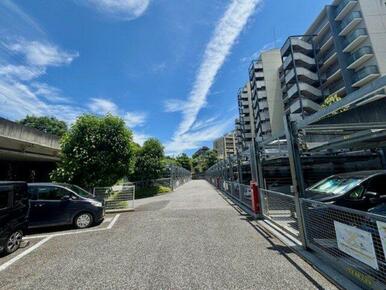 敷地内に前280台の駐車設備を設け、全戸分の駐車スペースを確保しました。2025年6月撮影