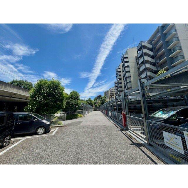 敷地内に前280台の駐車設備を設け、全戸分の駐車スペースを確保しました。2025年6月撮影