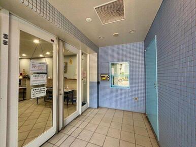 管理員通勤管理体制（週7日）を採用。毎日管理人のいる安心感は、大規模ならではのスケールメリットです。2