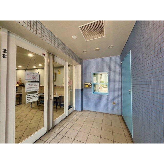 管理員通勤管理体制（週7日）を採用。毎日管理人のいる安心感は、大規模ならではのスケールメリットです。2