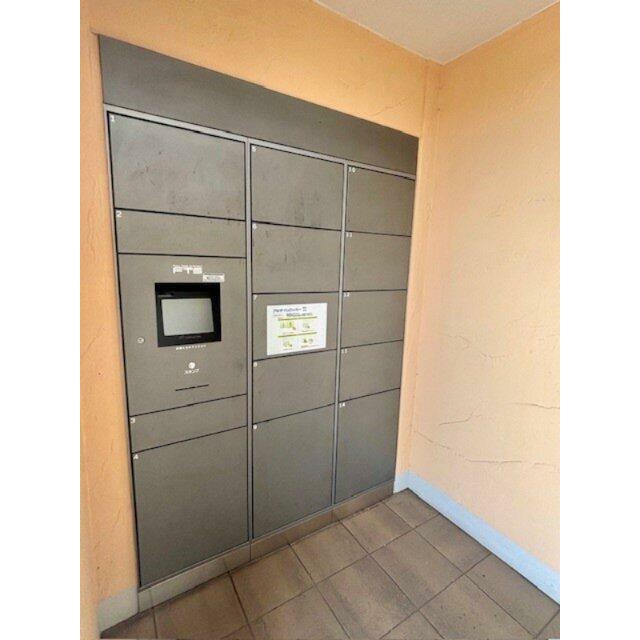 宅配便などの荷物が届いた時、不在にしていても安心。メールコーナーに設けられた宅配ボックスが24時間対応